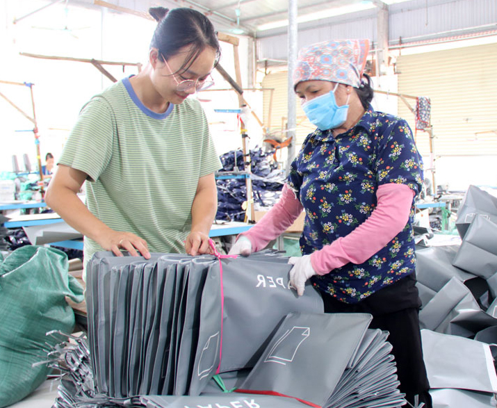 Công nhân làm việc tại xưởng may gia công Loan Hương.